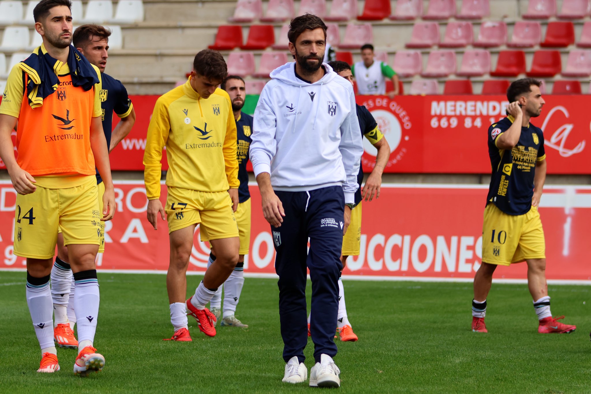 Fran Beltrán y los jugadores romanos (@Merida_AD)
