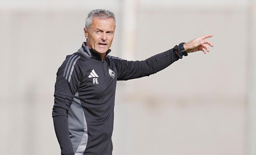 Fran Escribá dirigiendo una sesión de entrenamiento (@GranadaCF)