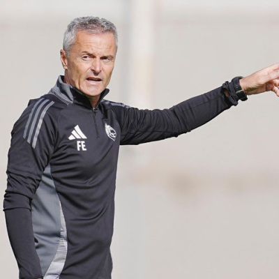 Fran Escribá dirigiendo una sesión de entrenamiento (@GranadaCF)