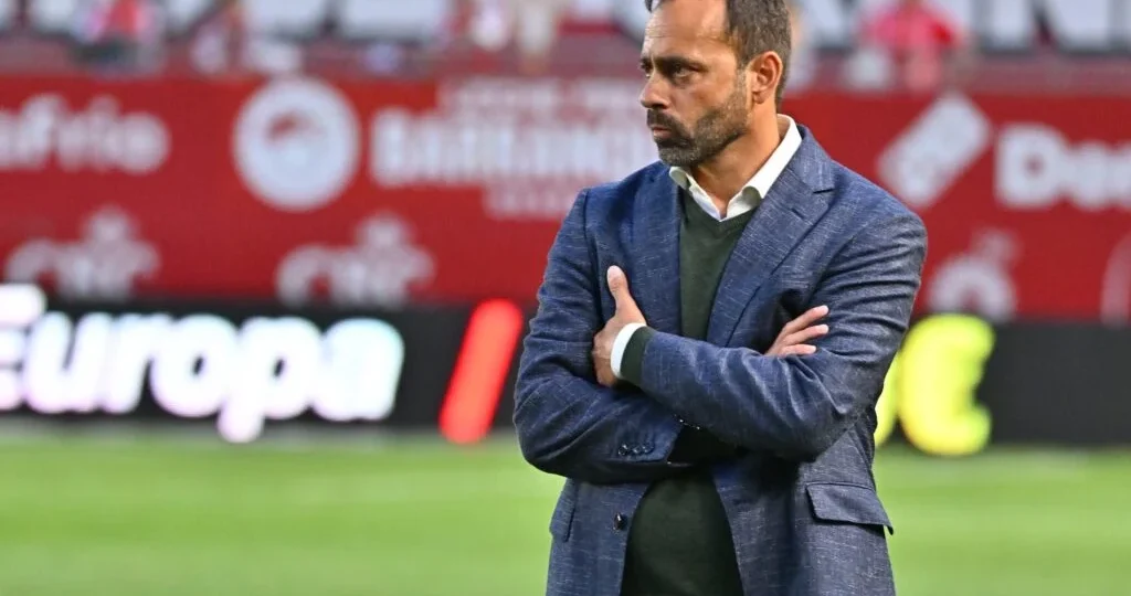 Fran Fernández dirigiendo al conjunto grana (Real Murcia)