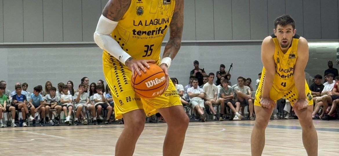 Fran Guerra en el tiro libre durante el primer amistoso aurinegro (@CB1939Canarias)
