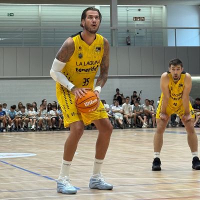 Fran Guerra en el tiro libre durante el primer amistoso aurinegro (@CB1939Canarias)