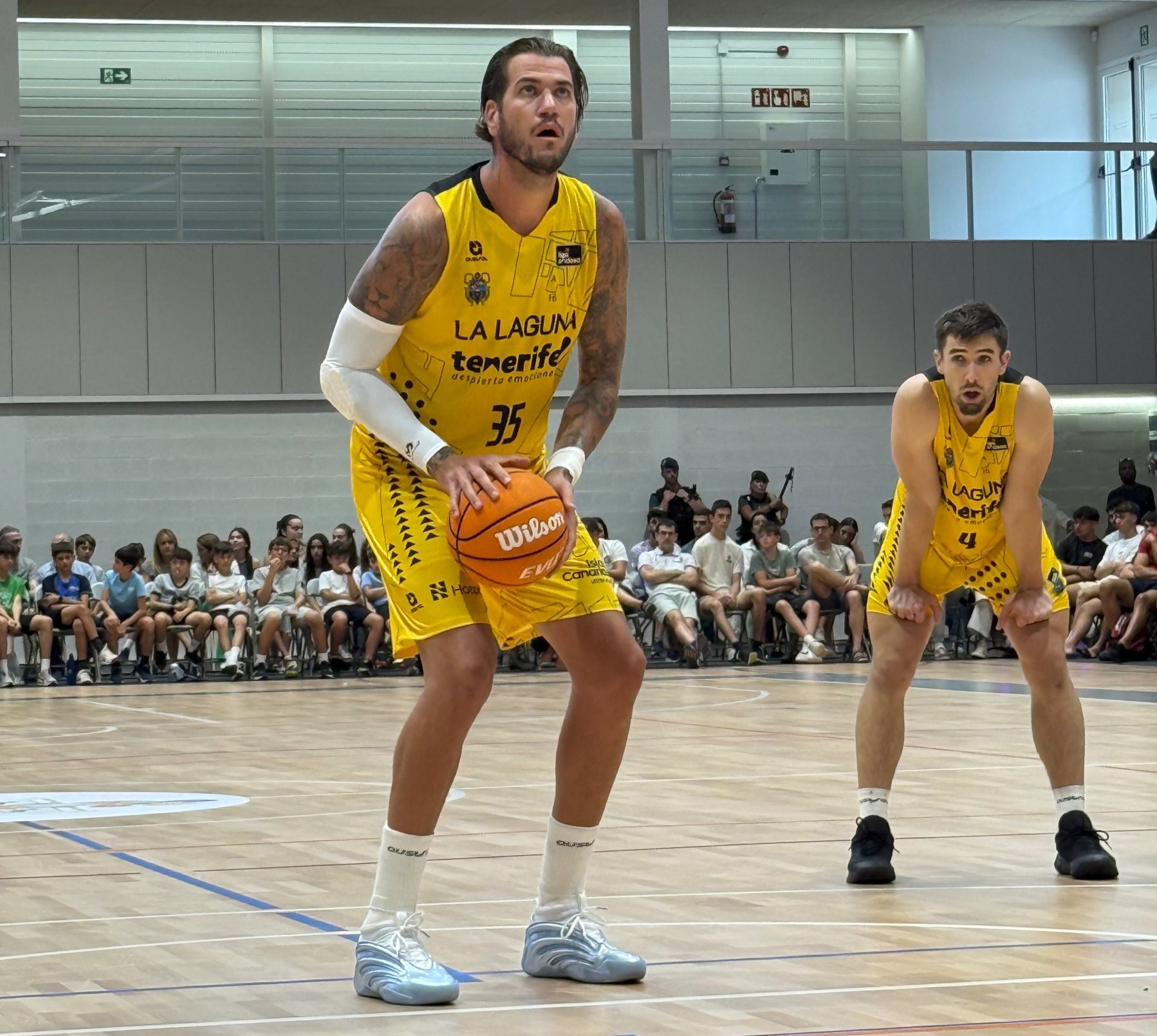 Fran Guerra en el tiro libre durante el primer amistoso aurinegro (@CB1939Canarias)