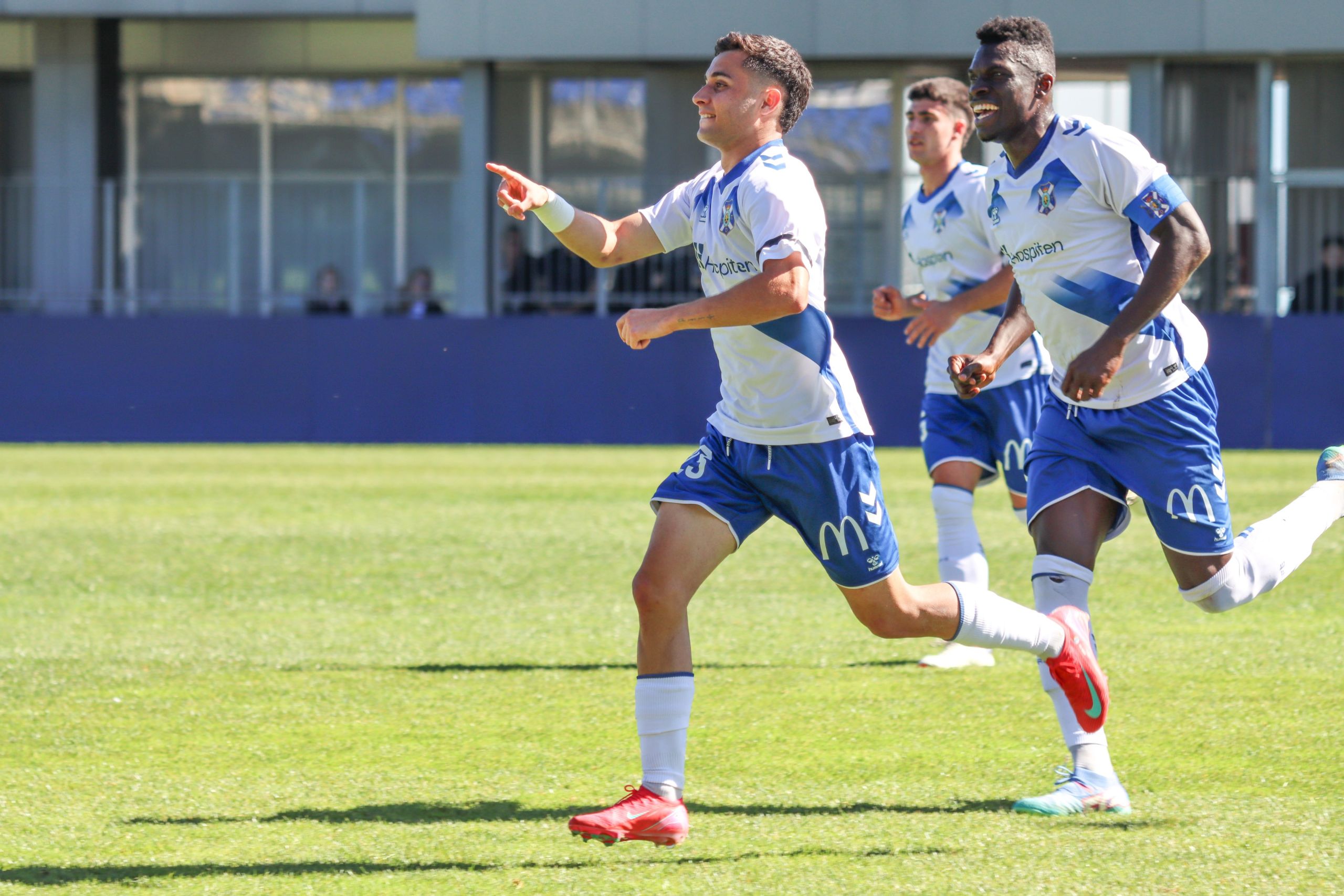 Fran Sabina celebra su gol al Coria (@CDTCANTERA).