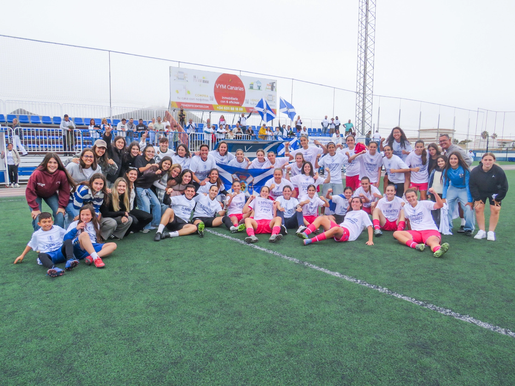 Las jugadoras del Fundación Tenerife 'C' celebran el ascenso (CD TENERIFE).