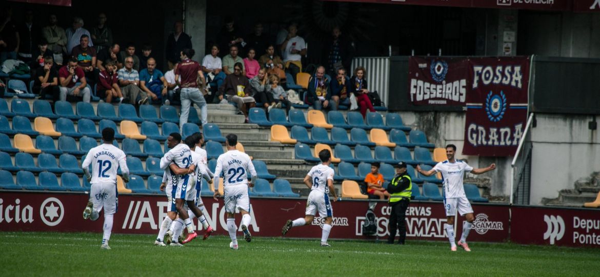 Celebración de uno de los goles del Tenerife en Pontevedra (CD TENERIFE)|Juanjo Sánchez peleando por un balón (@PontevedraCFSAD)