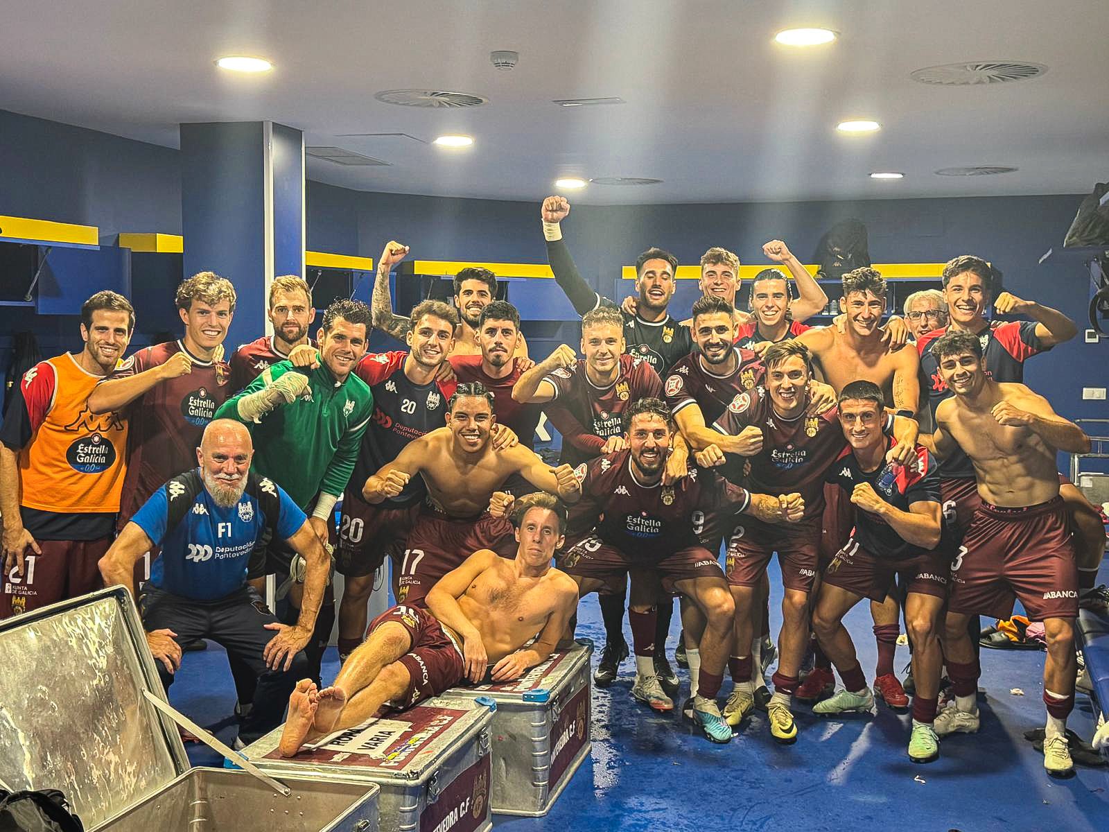 Jugadores del Pontevedra tras ganar a la Ponferradina (@PONTEVEDRACFSAD).