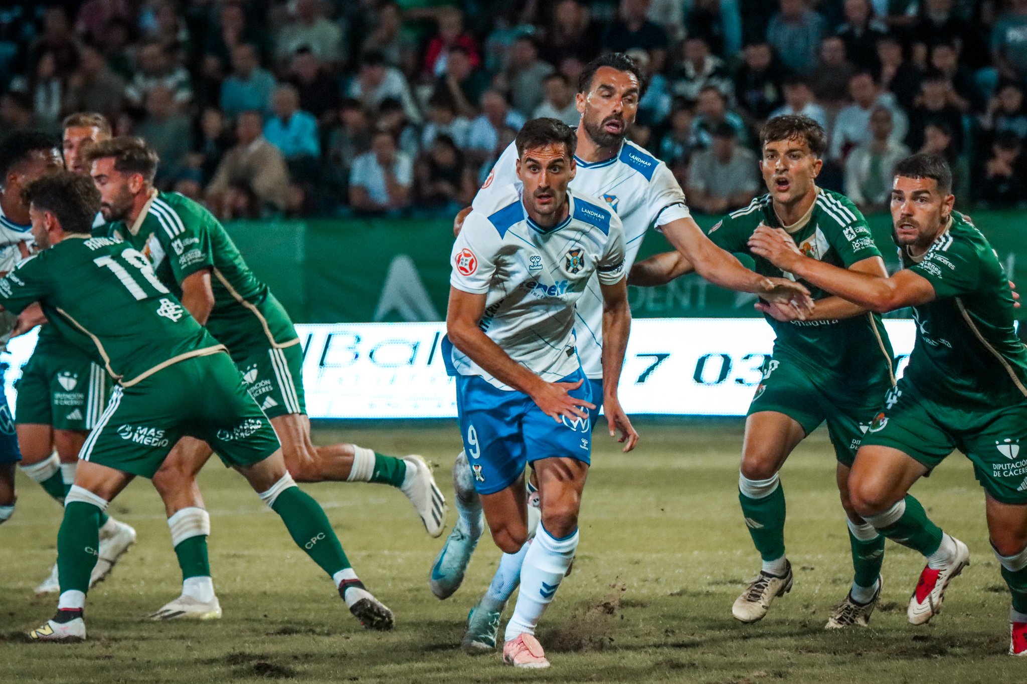 Jesús de Miguel lucha un balón (CD TENERIFE)