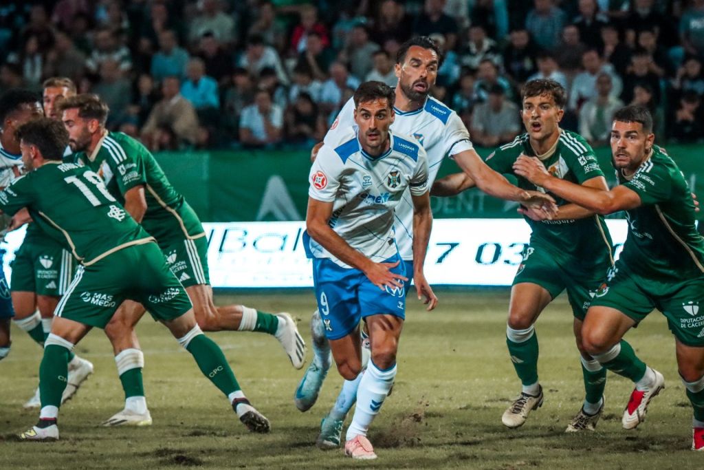 Jesús de Miguel lucha un balón (CD TENERIFE)|Diseños LOCAL CD Tenerife 2526