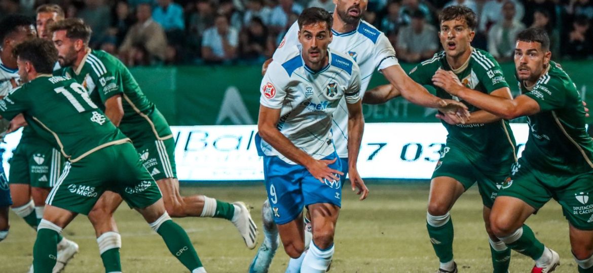 Jesús de Miguel lucha un balón (CD TENERIFE)|XI CDT