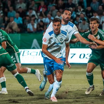 Jesús de Miguel lucha un balón (CD TENERIFE)