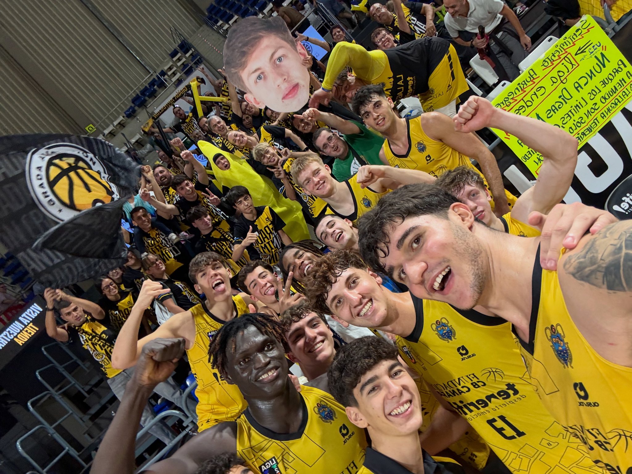 Los U22 del CB Canarias, se hacen un selfie después del partido. (CB CANARIAS)