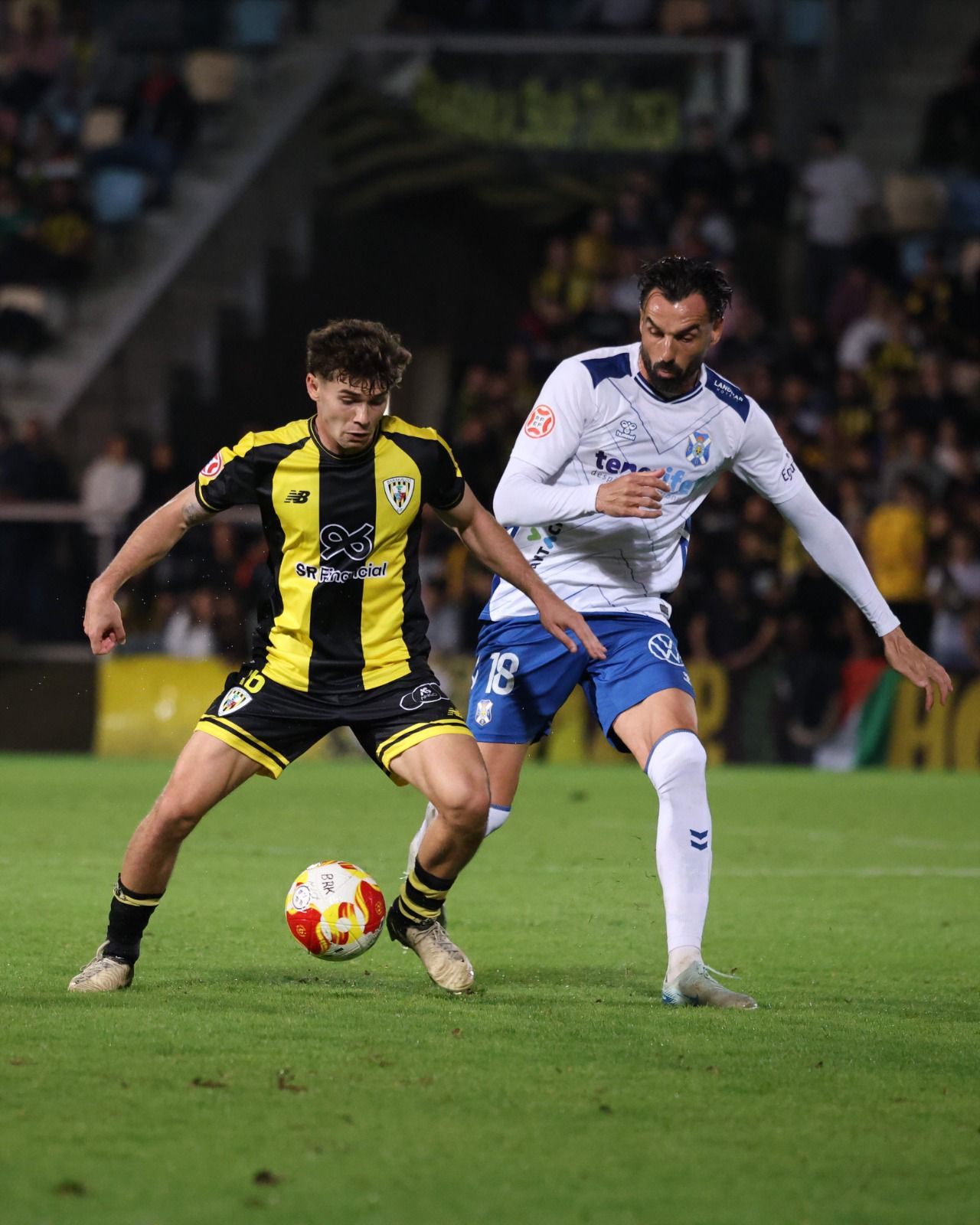 Gallego puja por un balón (CD TENERIFE).