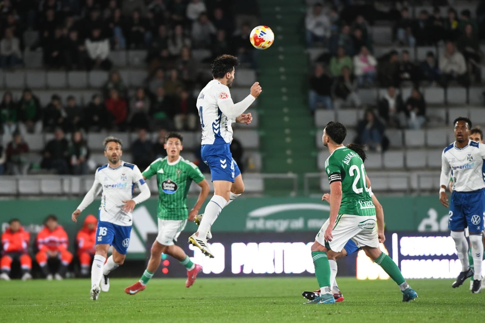José León disputando un balón (CD TENERIFE)