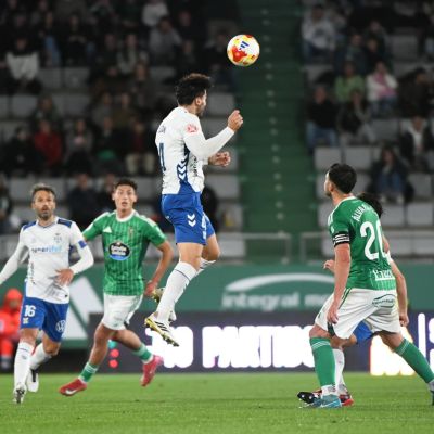 José León disputando un balón (CD TENERIFE)