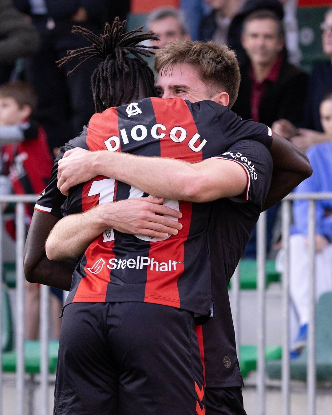 Baba Diocou celebra el gol con un compañero (@arenas_club1909).