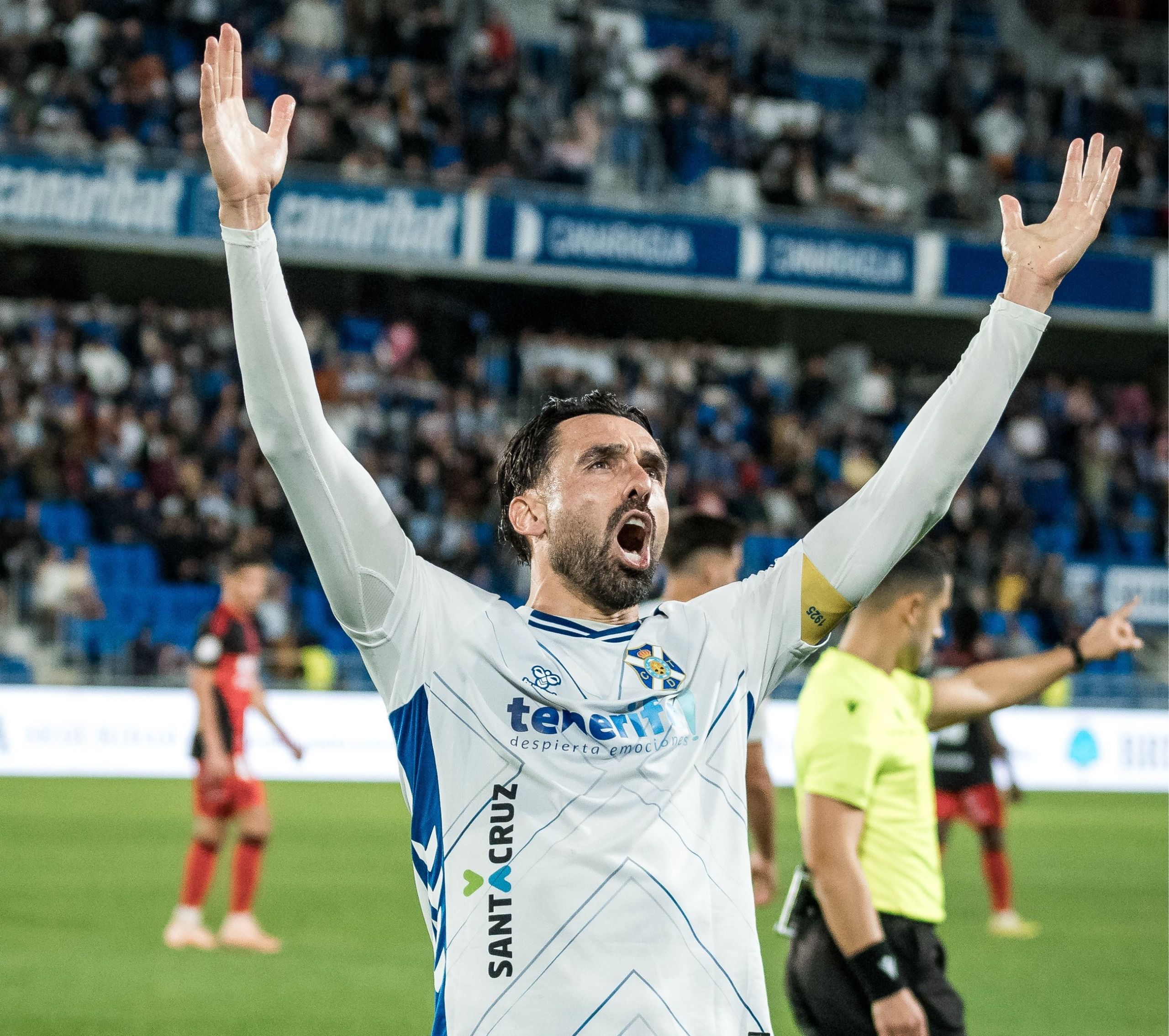 Gallego, tras marcarle a la Ponfe (CD TENERIFE)