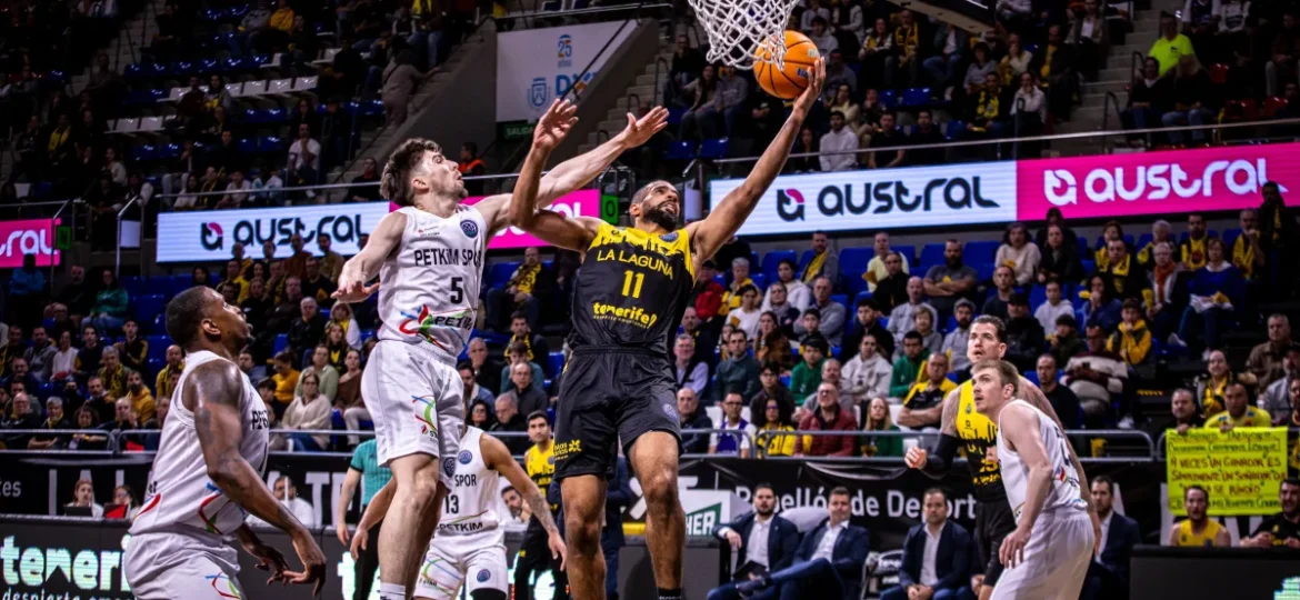 Thomas Scrubb en un lance del juego ante el Petkim Spor (CB Canarias).