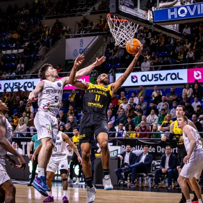 Thomas Scrubb en un lance del juego ante el Petkim Spor (CB Canarias).