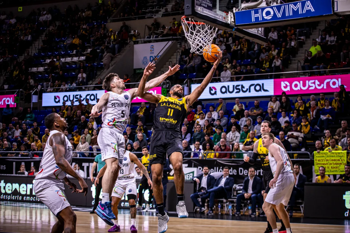 Thomas Scrubb en un lance del juego ante el Petkim Spor (CB Canarias).