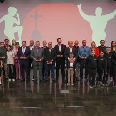 Foto final de los premiados junto a las autoridades (CEDIDA)