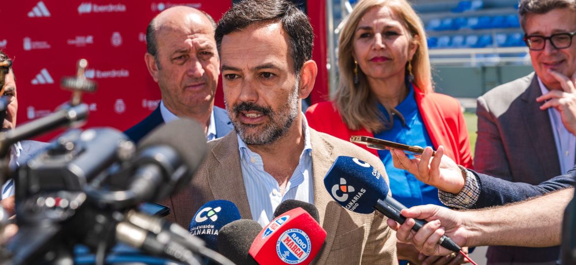 Lope Afonso atendiendo a los medios (CEDIDA)