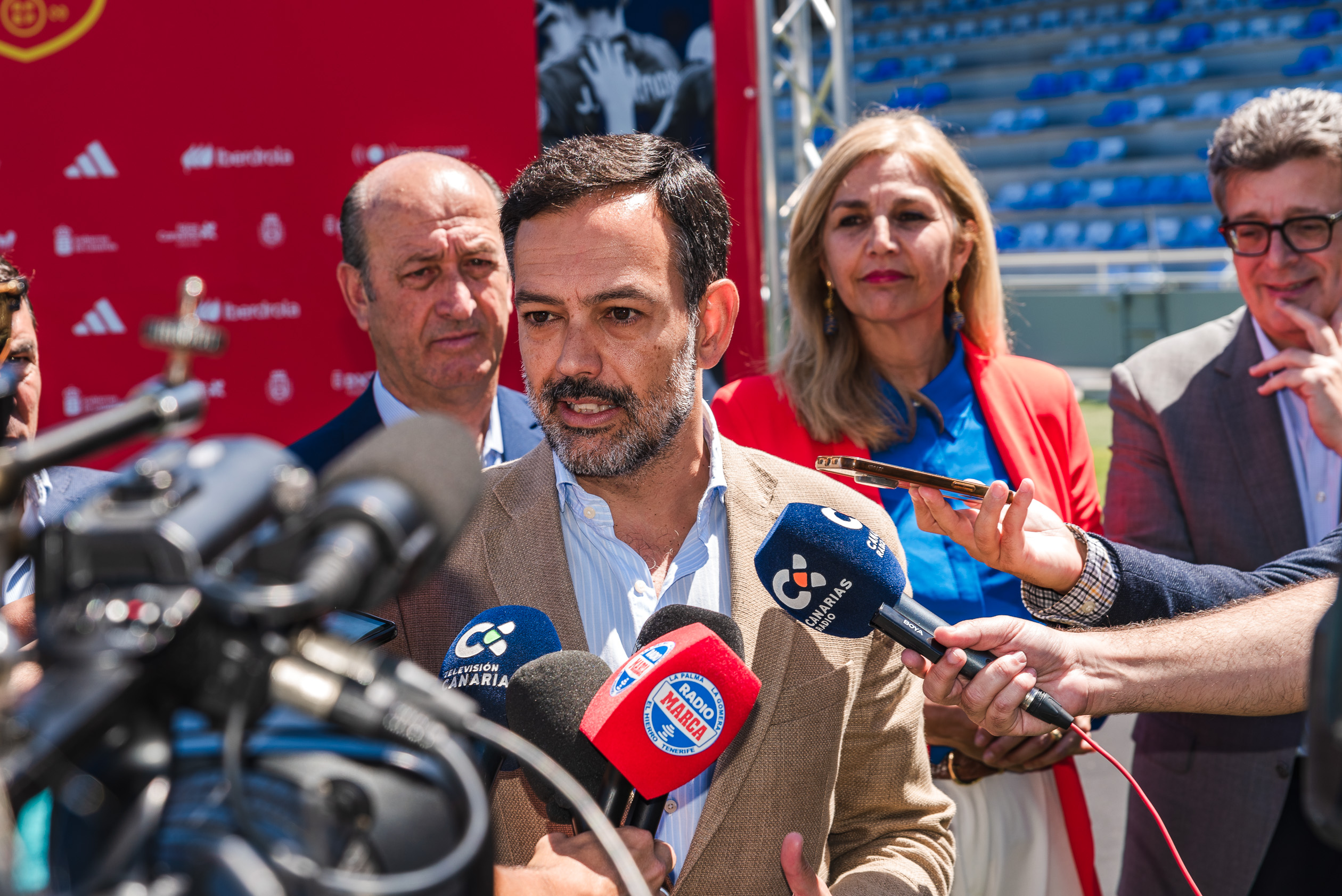 Lope Afonso atendiendo a los medios (CEDIDA)