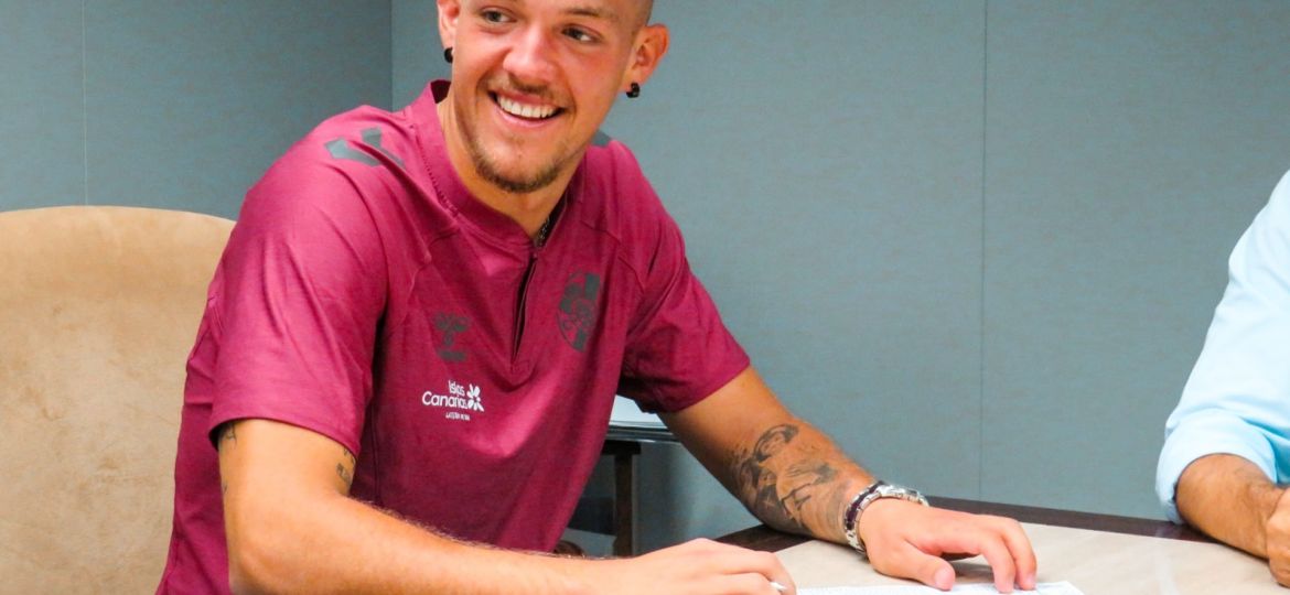 Gabri de Vuyst firmando su contrato (CD Tenerife)