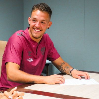 Gabri de Vuyst firmando su contrato (CD Tenerife)