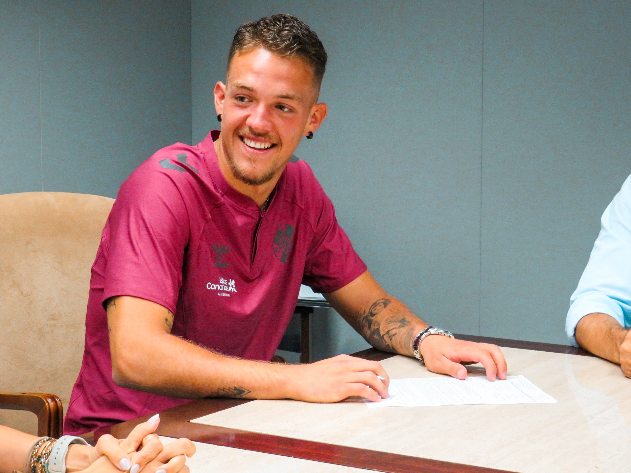 Gabri de Vuyst firmando su contrato (CD Tenerife)