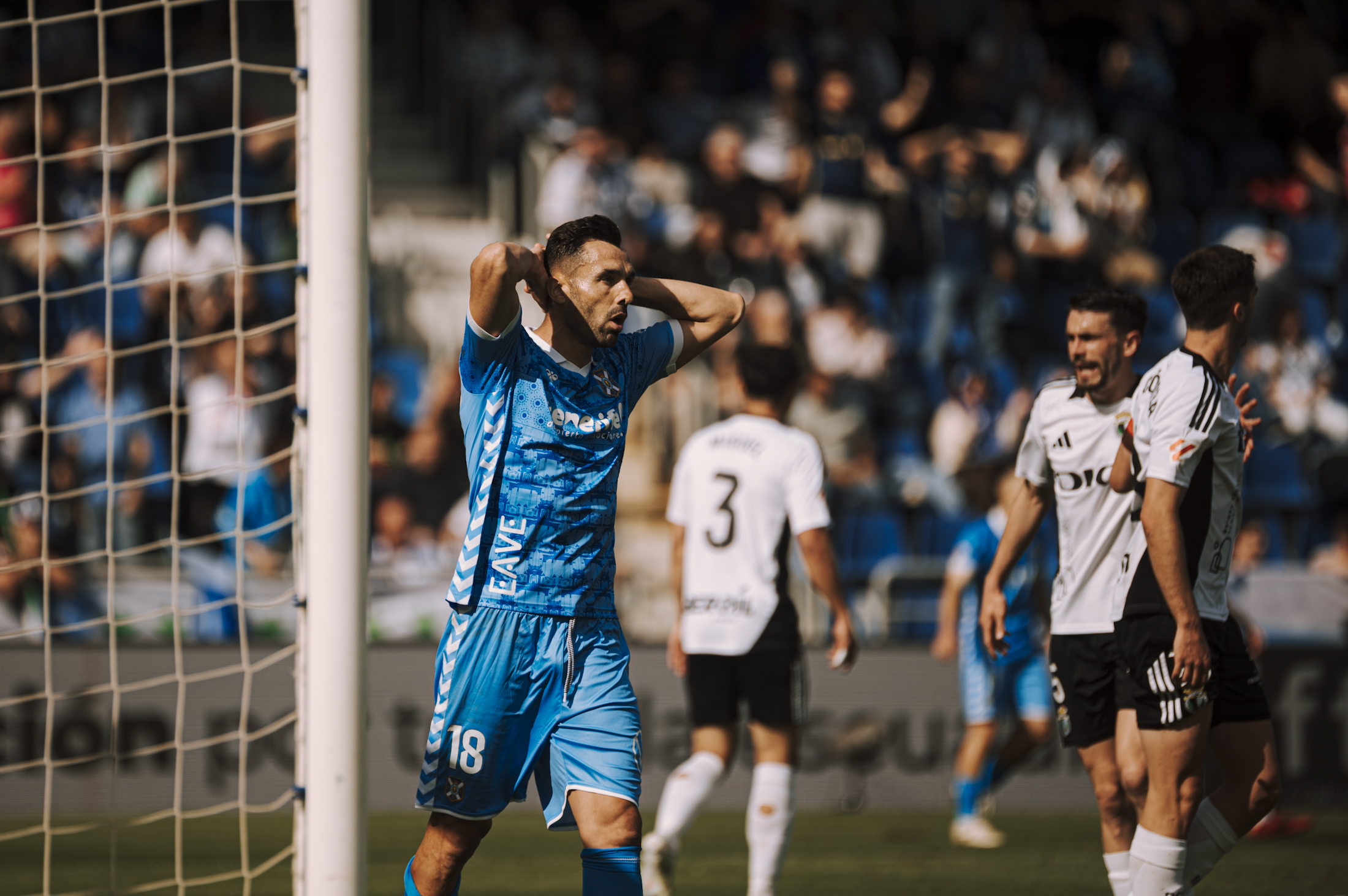 Gallego se lamenta tras una jugada (CD TENERIFE/SAN ACOSTA).