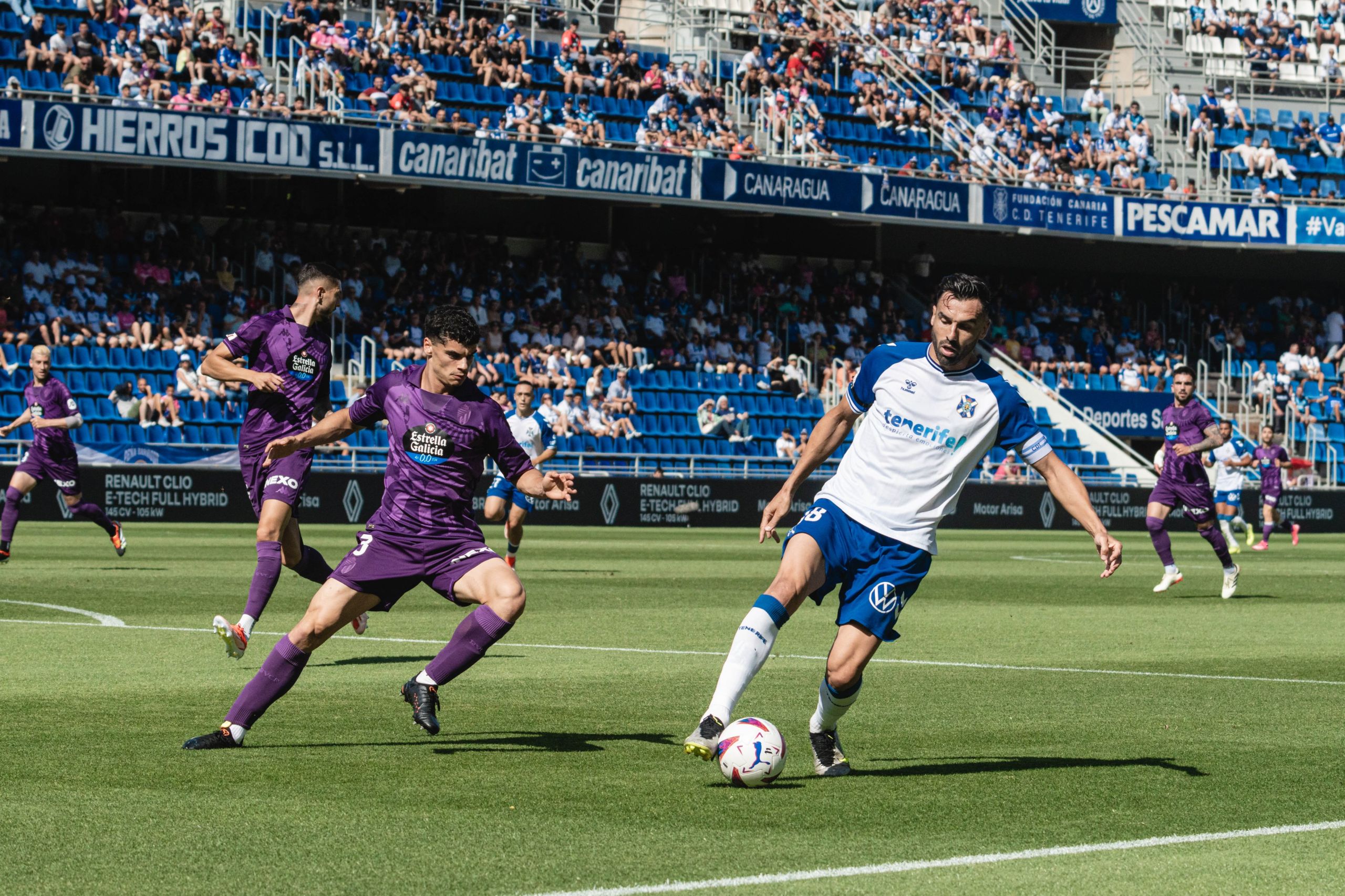 Gallego controla un balón en el área (CD TENERIFE).