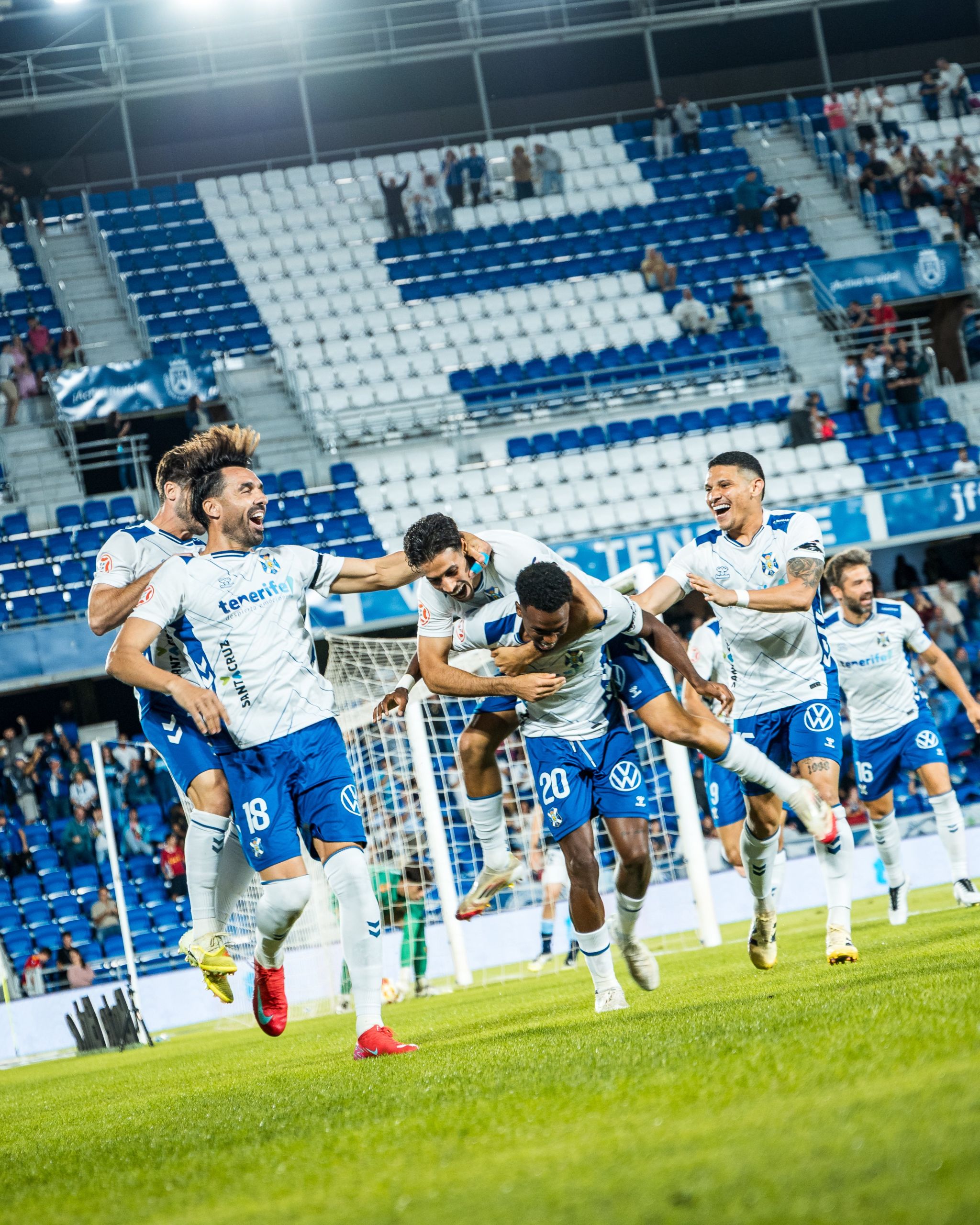 Gallego festeja con sus compañeros un gol (CD TENERIFE).