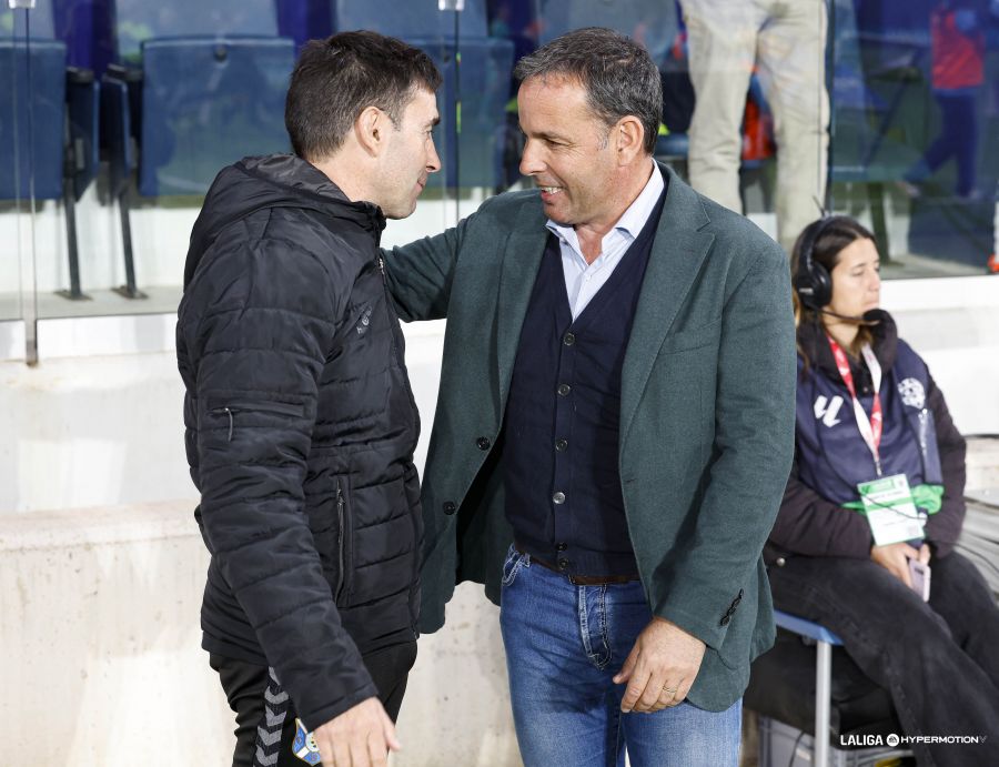 Calleja saluda a Garitano antes del partido (LALIGA).