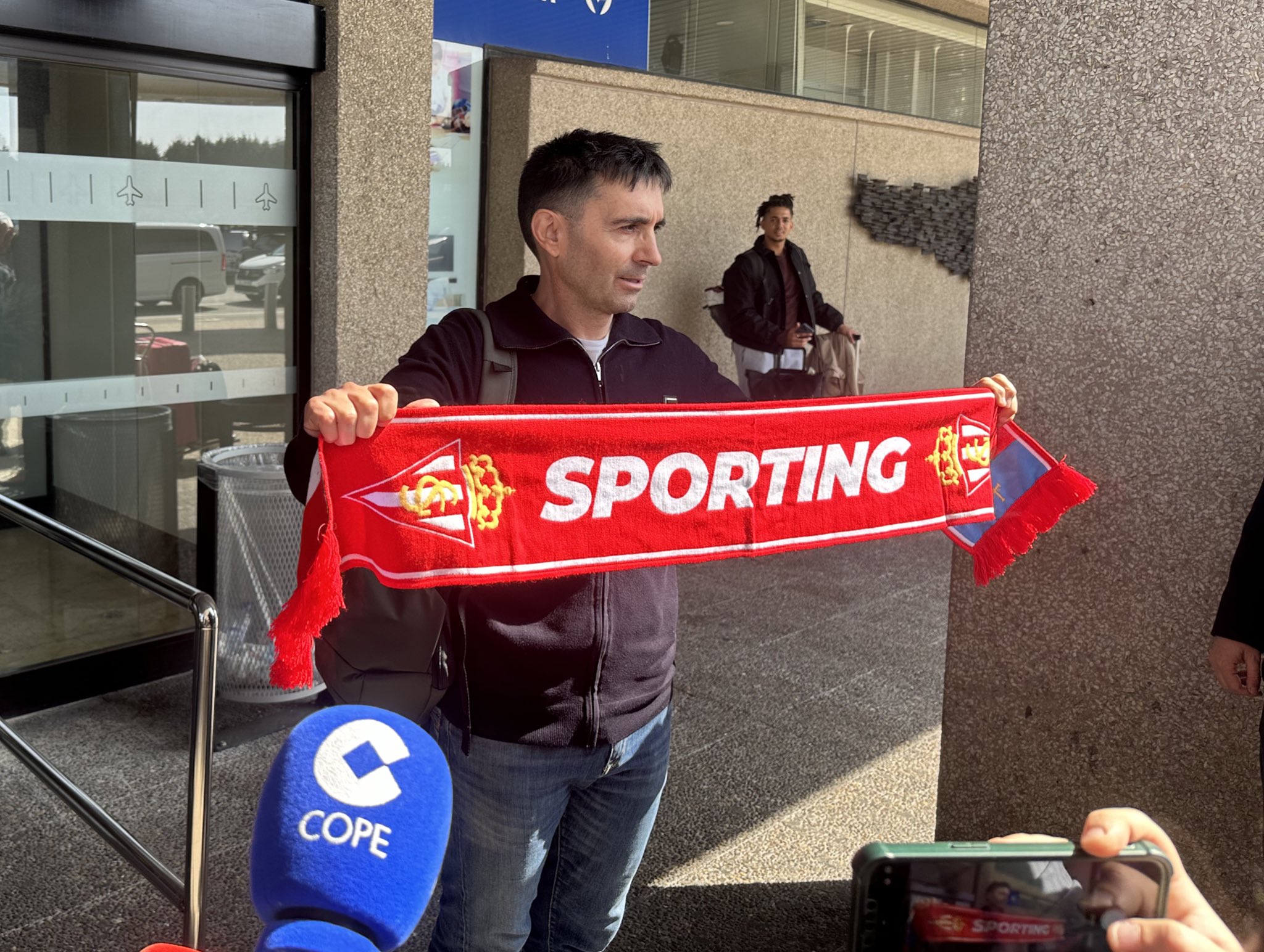 Asier Garitano, con la bufanda del Sporting (DEPORTES COPE ASTURIAS).