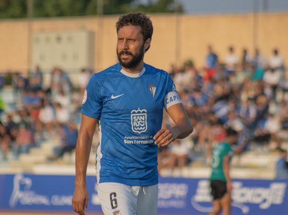 Germán Sánchez jugando con el San Fernando (@6germansanchez)