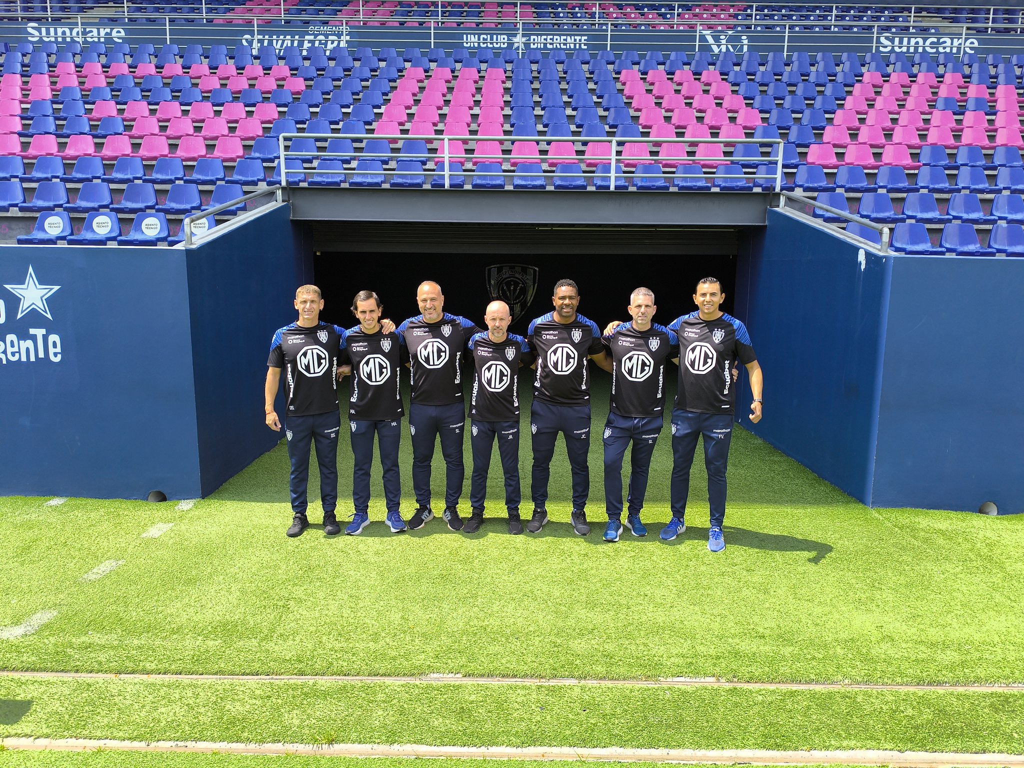 Javier Rabanal posa con su cuerpo técnico (@EntrenadorRFEF)
