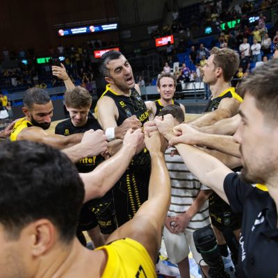 Gio Shermadini liderando el 'corro' aurinegro (CB Canarias)