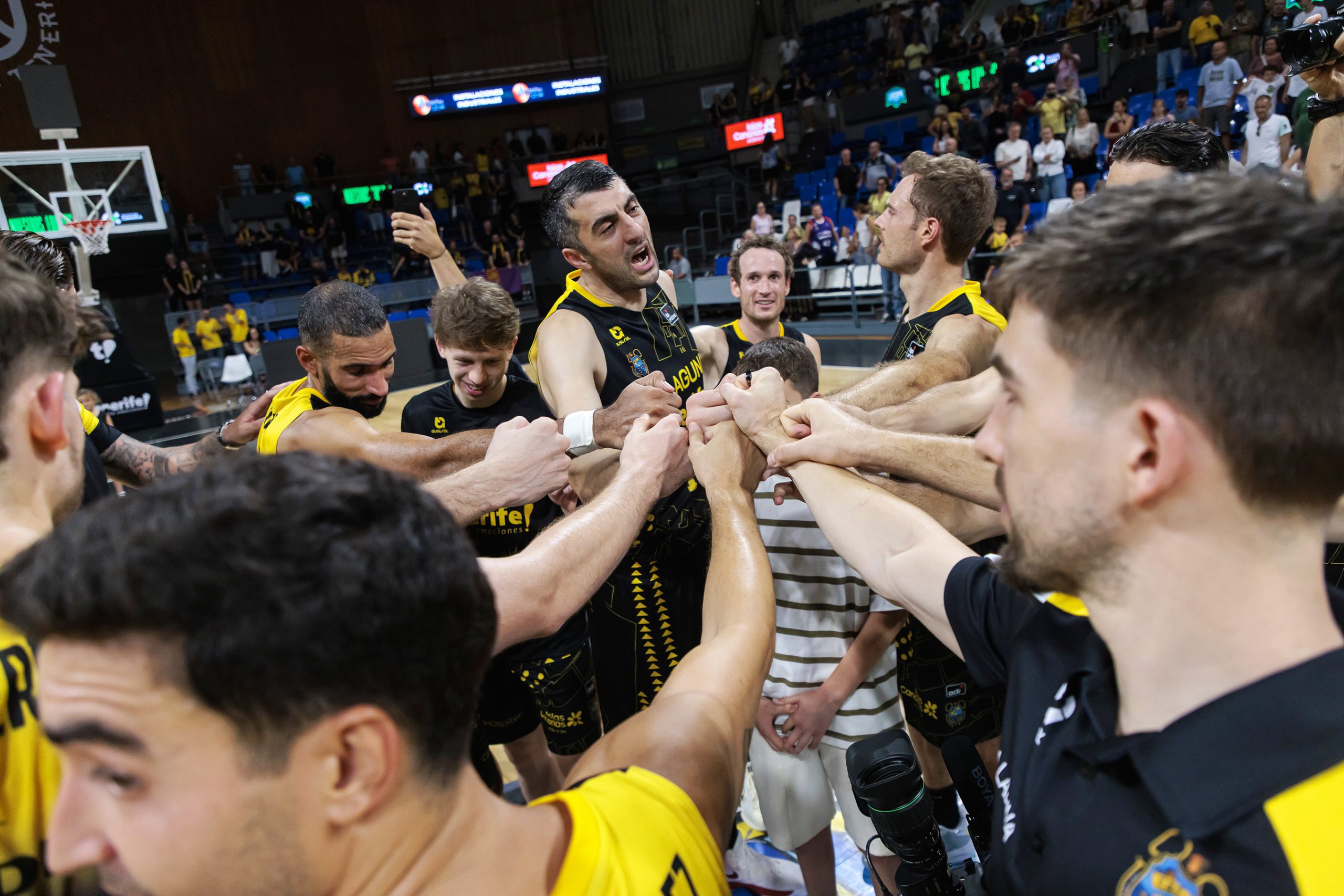 Gio Shermadini liderando el 'corro' aurinegro (CB Canarias)