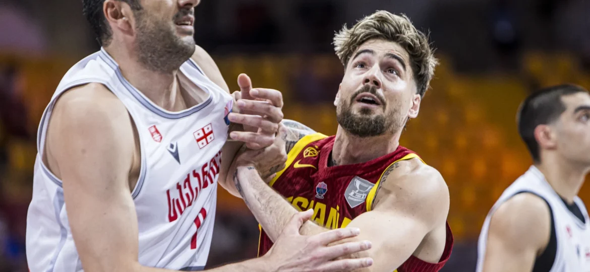 Gio Shermadini pugna con Juancho Hernangómez (FIBA)