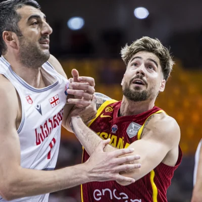 Gio Shermadini pugna con Juancho Hernangómez (FIBA)