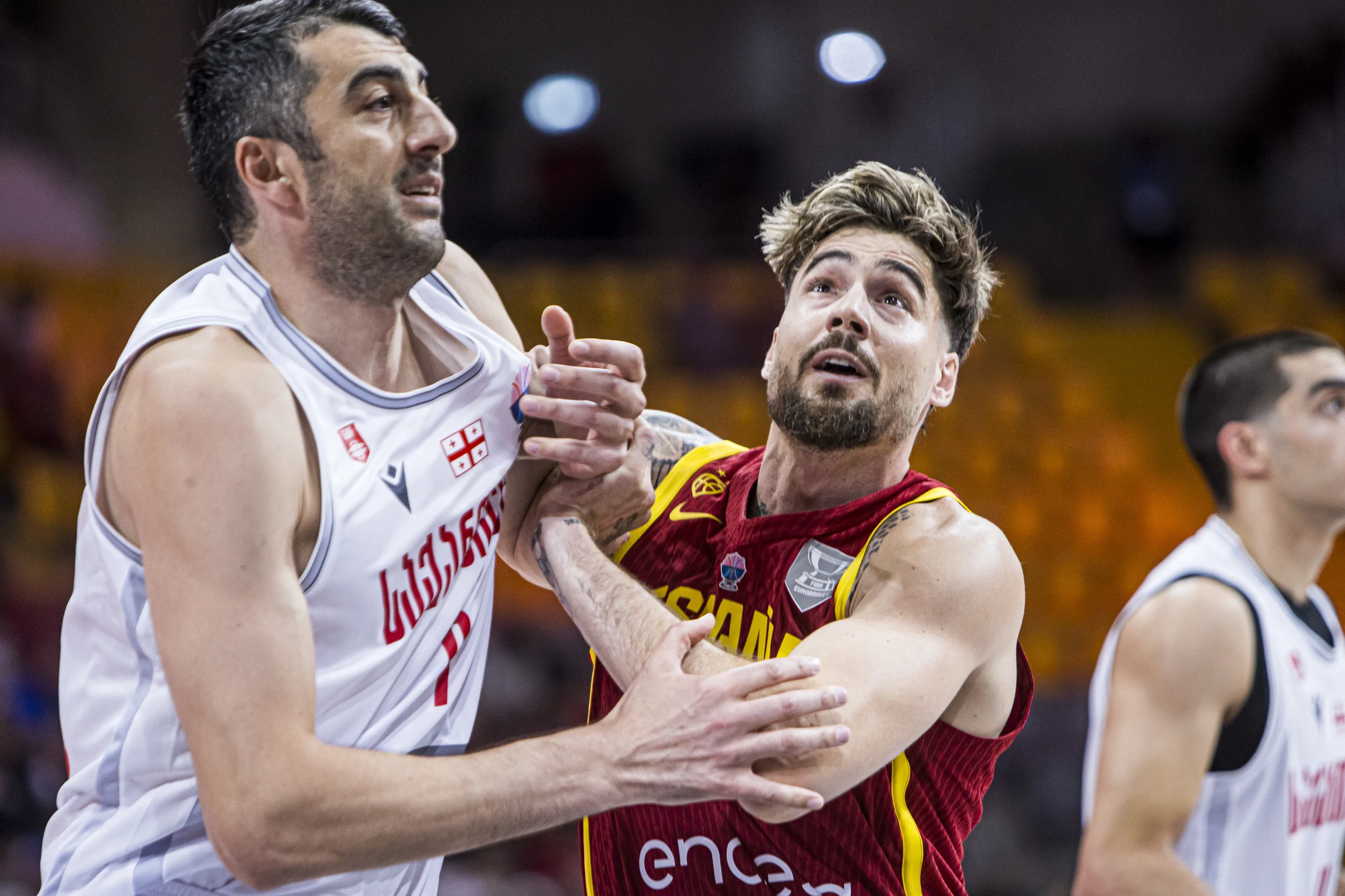 Gio Shermadini pugna con Juancho Hernangómez (FIBA)
