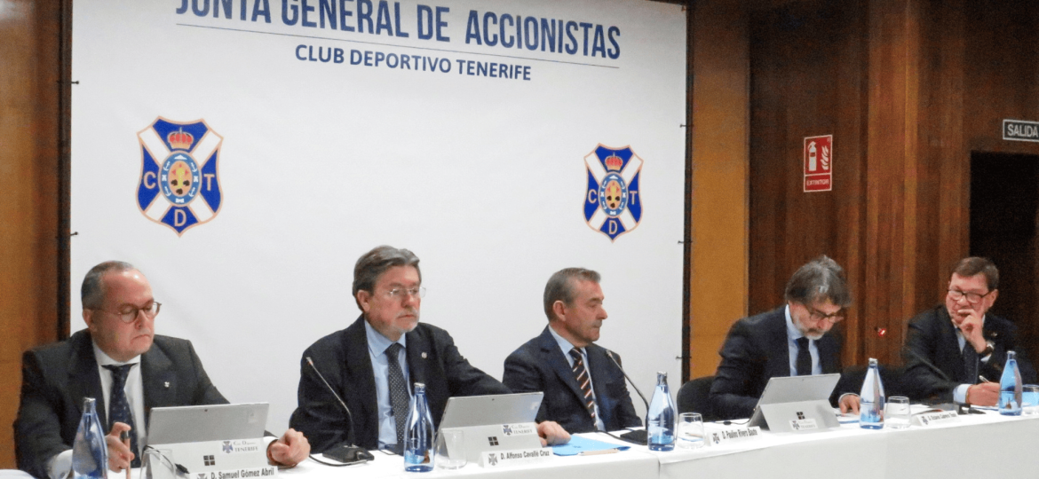 Mesa de la Junta General Extraordinaria (CD TENERIFE)
