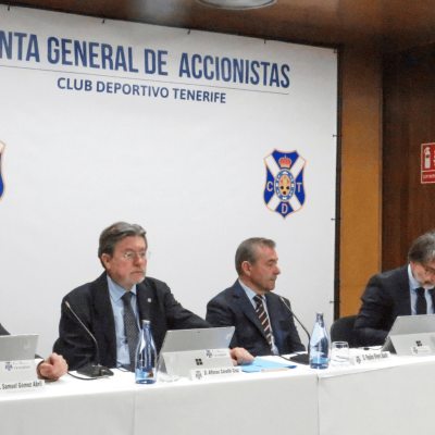 Mesa de la Junta General Extraordinaria (CD TENERIFE)