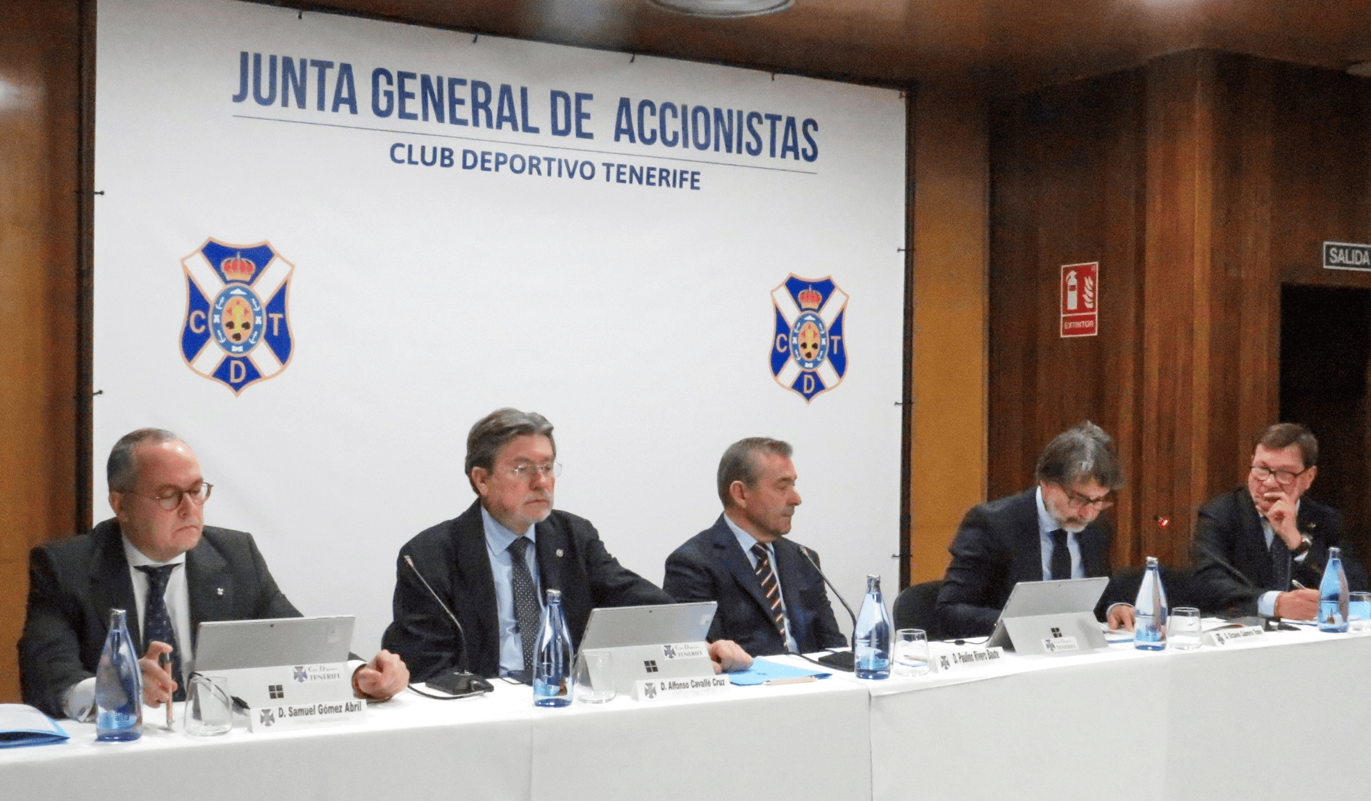 Mesa de la Junta General Extraordinaria (CD TENERIFE)