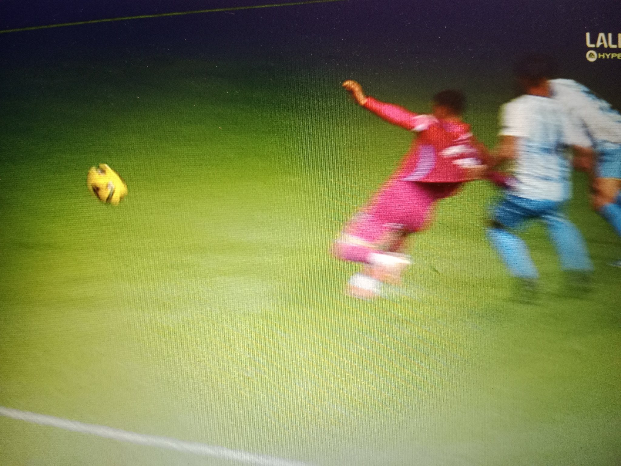 Agarrón a Gallego en el área (@CARLOSVINA11).