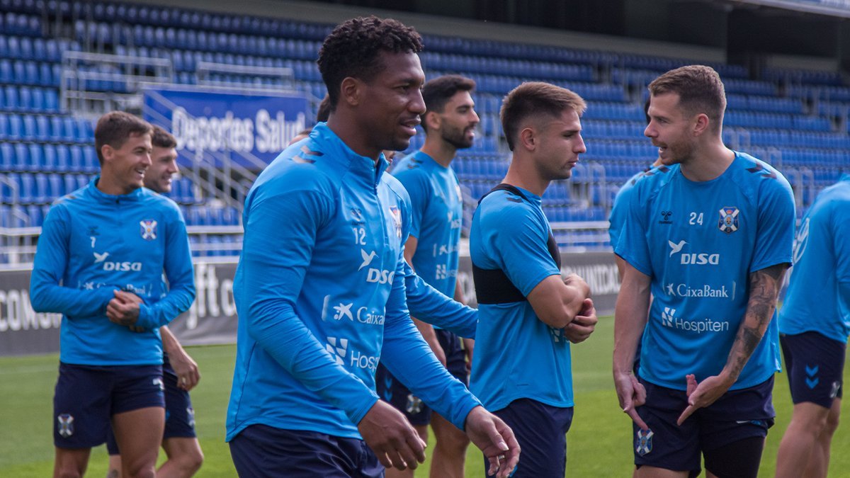 Entrenamiento del Tenerife previo al viaje (@CDTOFICIAL).