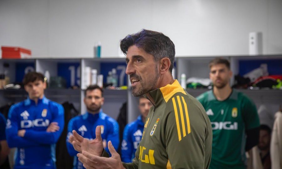 Paunović da una charla a sus jugadores (@RealOviedo)