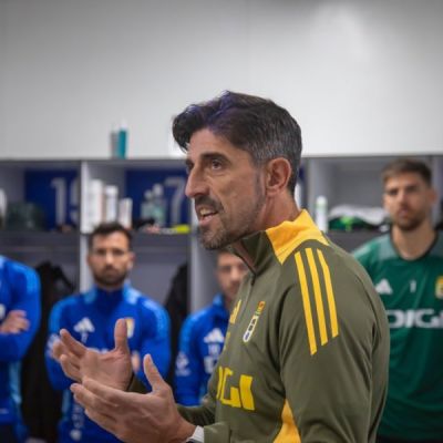 Paunović da una charla a sus jugadores (@RealOviedo)