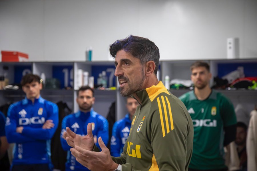 Paunović da una charla a sus jugadores (@RealOviedo)